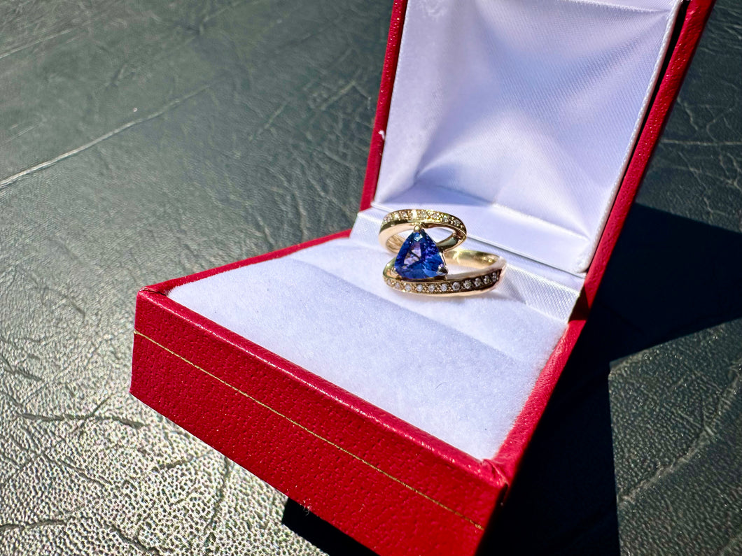 #631 - 14kt Yellow Gold, Effy, Tanzanite & Diamond Ring. Size 7