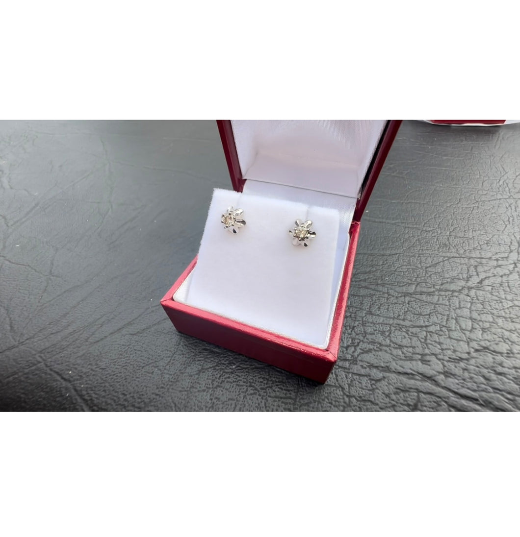 #524 - 14k White Gold, .20ct Round Diamond Studs
