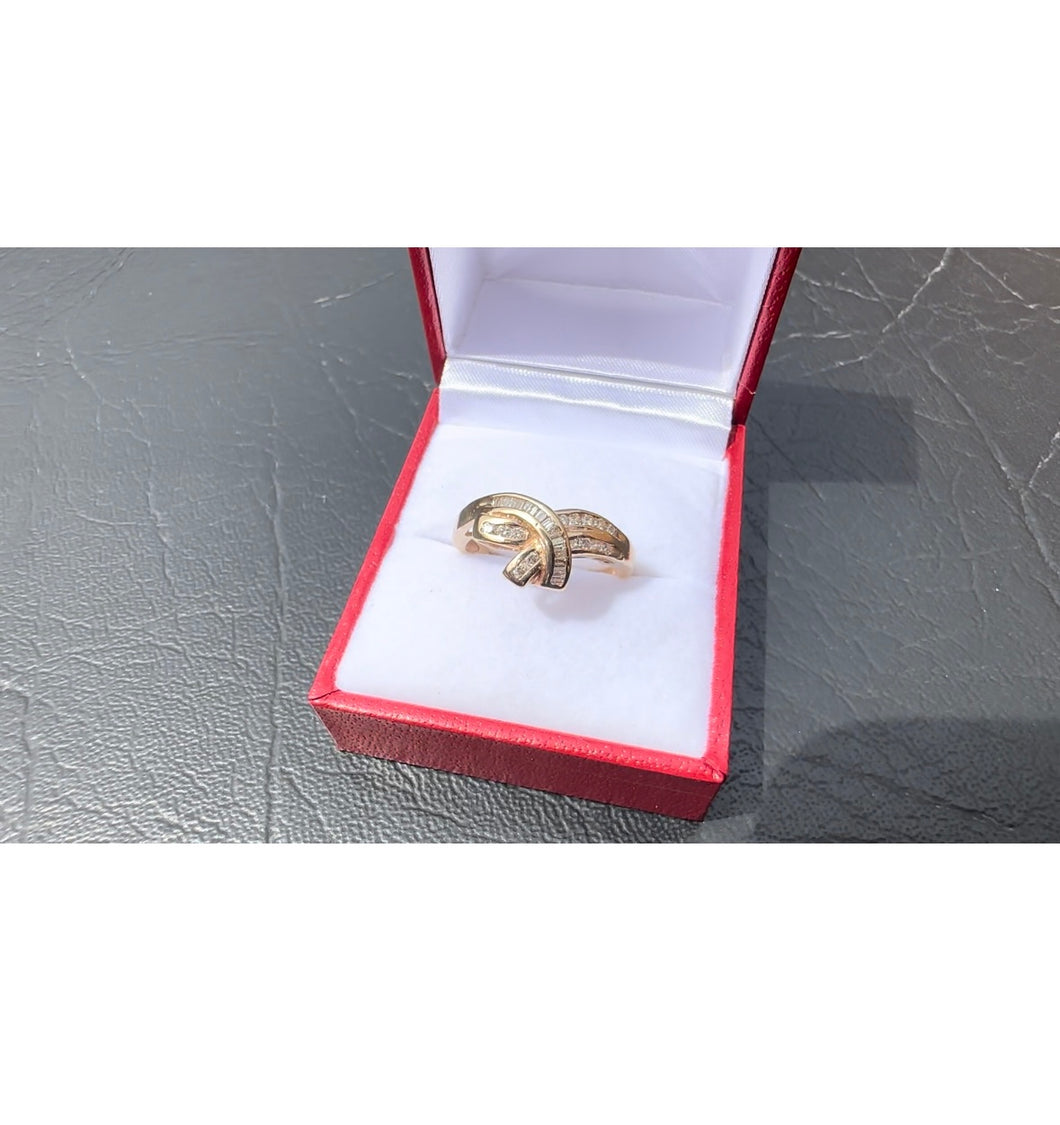 #481 - 10kt Yellow Gold, Diamond Baguette Twist Band, Size 8 1/2
